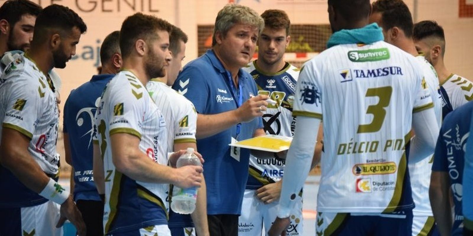 Paco Bustos da órdenes a sus jugadores durante un tiempo muerto.