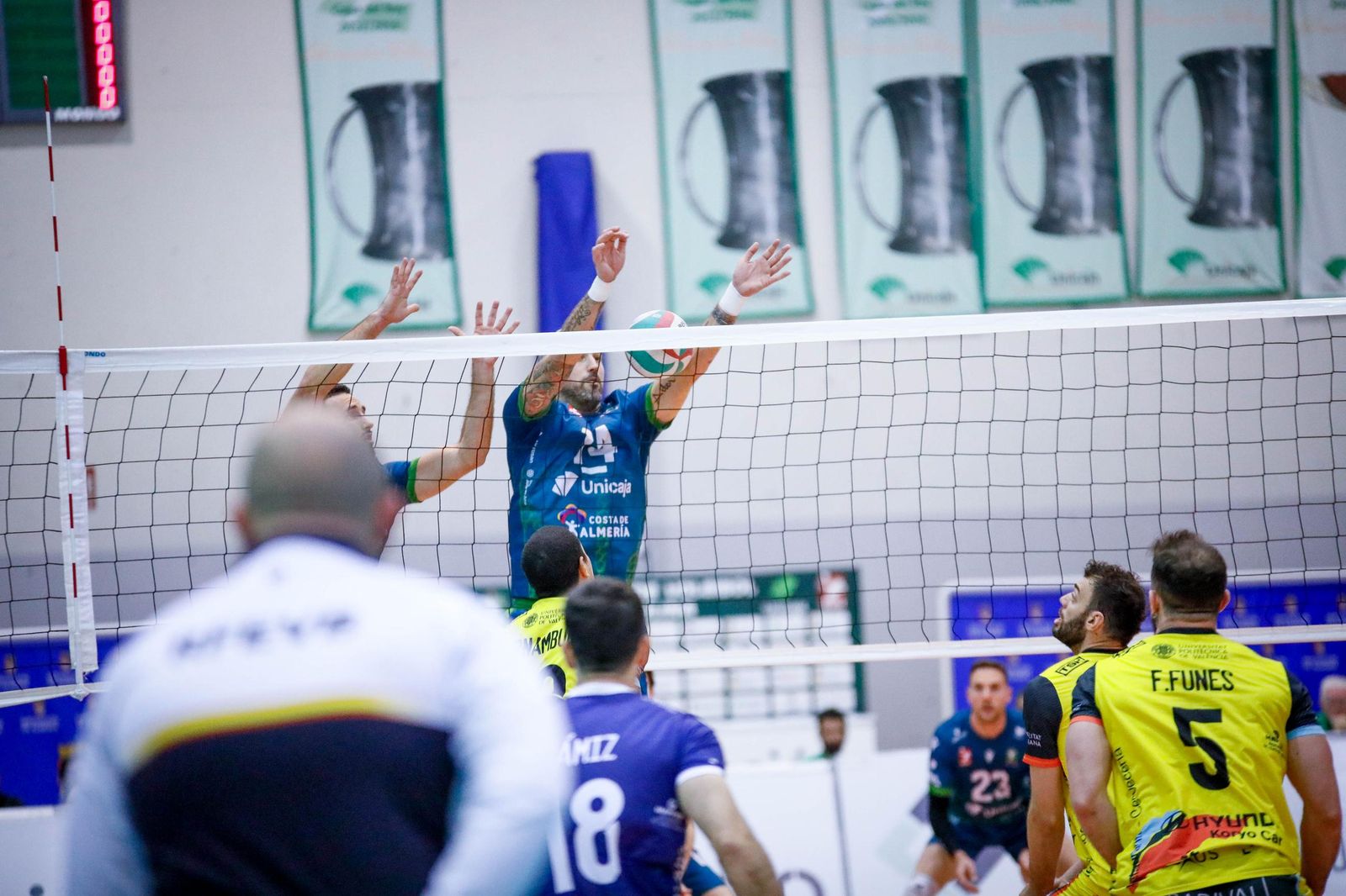 Las imágenes del Unicaja Costa de Almería-Leleman Conqueridor, primer partido del play off por el título de Superliga en Almería