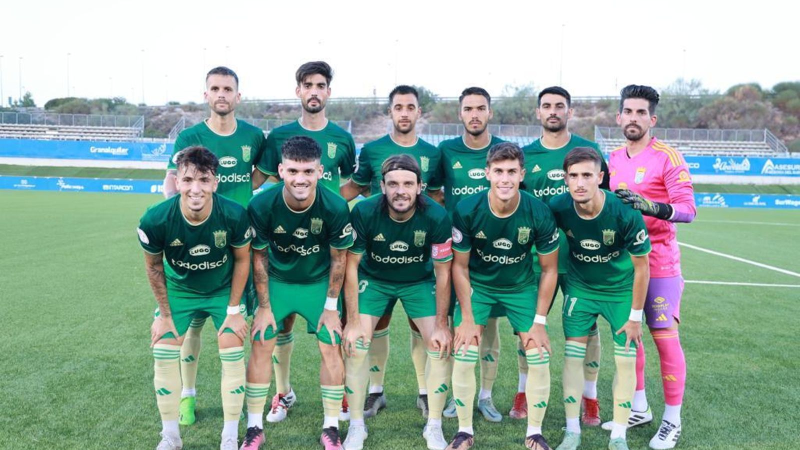 El Xerez CD estrenó su equipación verde en Lucena.