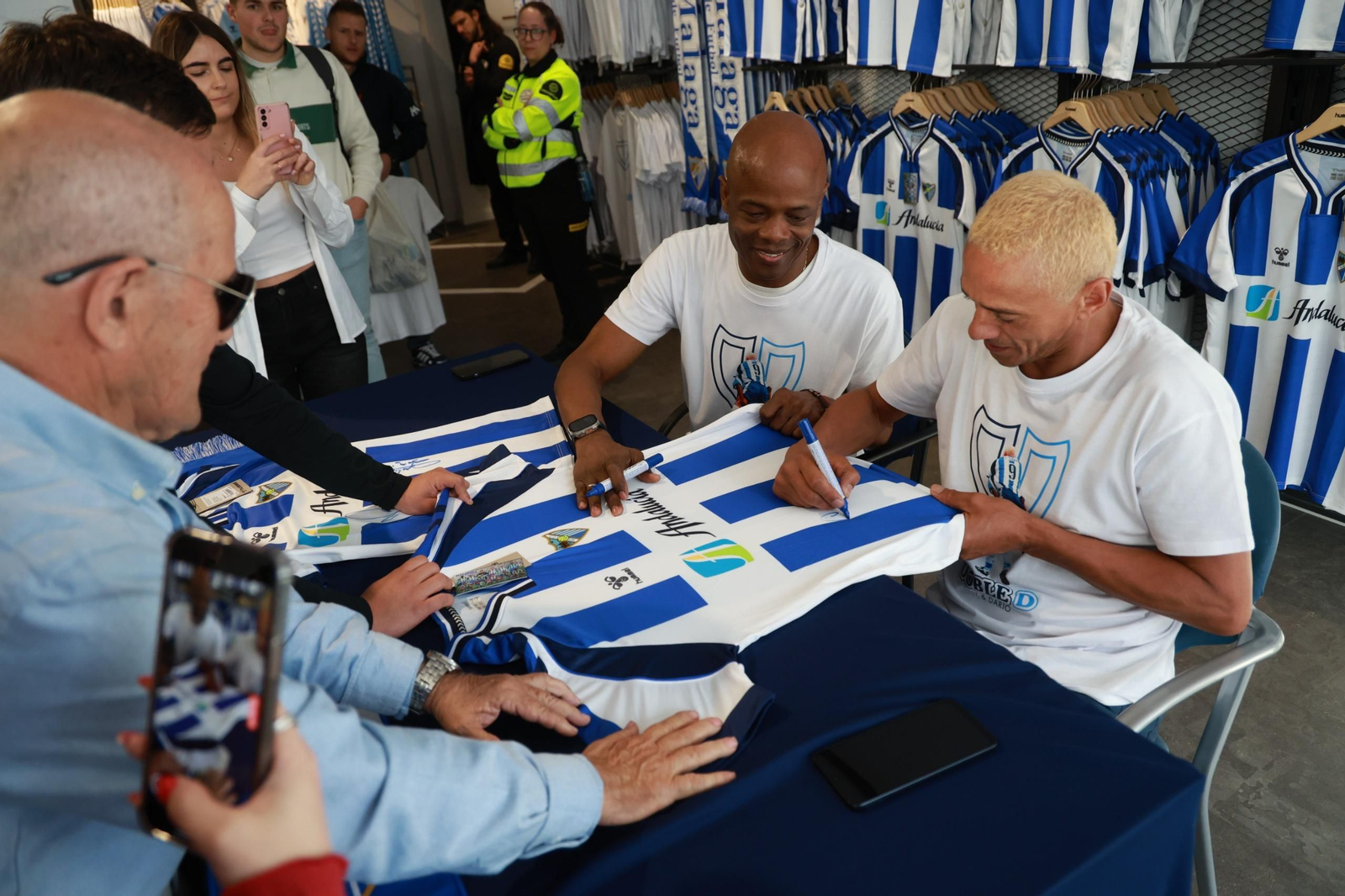 Dely Valdés y Darío Silva firman la camiseta retro del Málaga CF a los aficionados