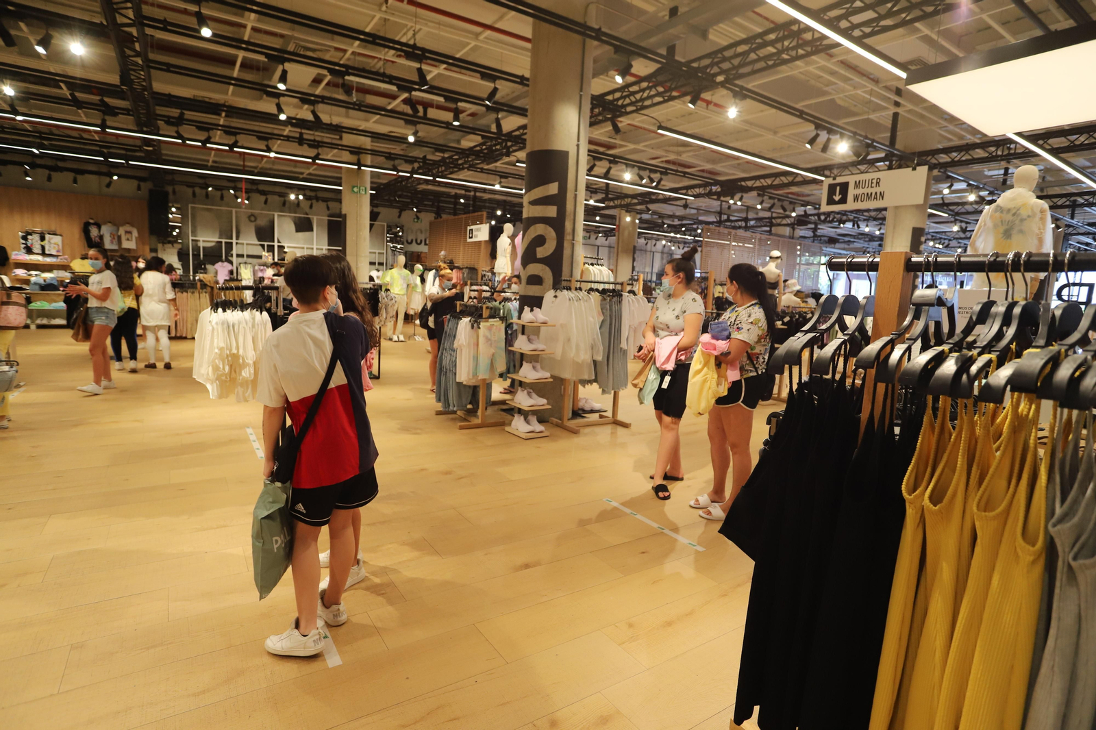 Imágenes de la apertura en la fase dos de la desescalada del centro comercial Holea en Huelva