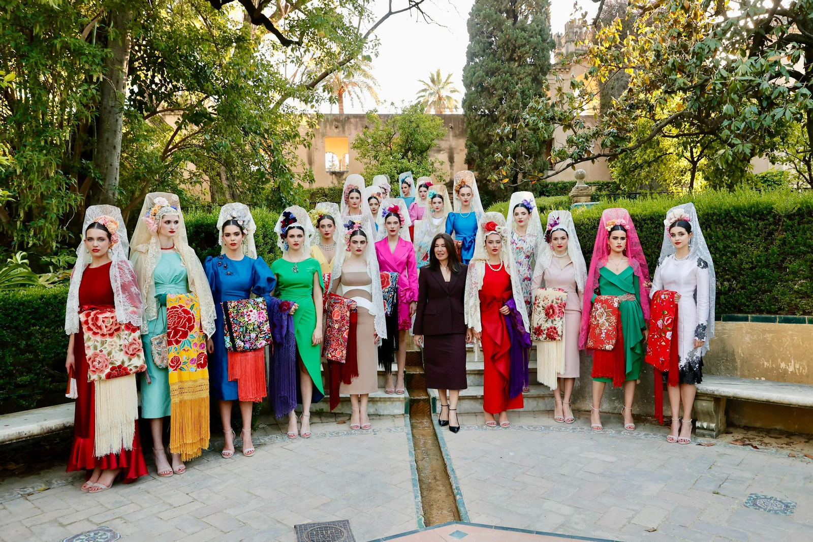 El Álcazar de Sevilla se llena de mujeres vestidas de mantilla, todas las fotos