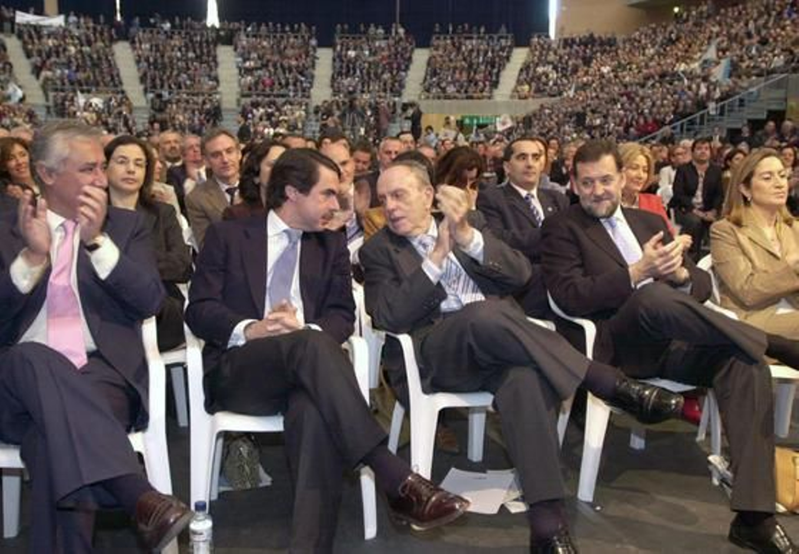 El secretario general del PP en 2003, Javier Arenas, el presidente del Gobierno, José María Aznar, el presidente de la Xunta, Manuel Fraga , el vicepresidente del Gobierno, Mariano Rajoy y la ministra  de Sanidad, Ana Pastor, en la covención nacional que celebró el Partido Popular en Santiago de Compostela. / EFE