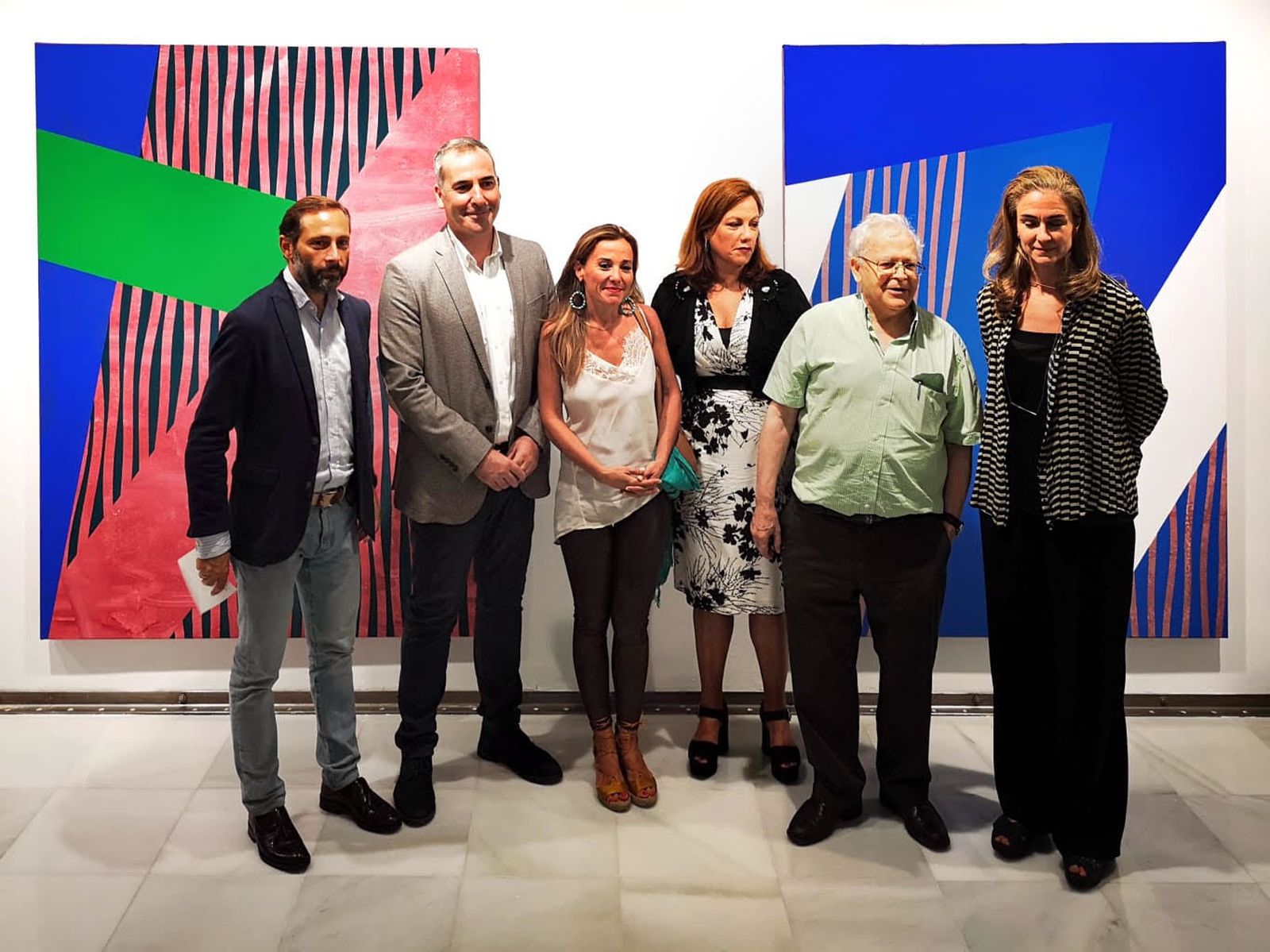 De izquierda a derecha, Alejandro Márquez (director general de Urbanismo de la Consejería de Medio Ambiente y Ordenación del Territorio), José Manuel Colmenero (director general de la Consejería de Vivienda, Rehabilitación y Arquitectura), Noemí Sanchís (presidenta del Consejo Superior de Colegios Oficiales de Arquitectos de Andalucía), Cristina Murillo (decana del COAS), Gerardo Delgado (arquitecto y pintor, autor de la exposición “Luces de Carnaval y otros andamiajes” y Marta Pelegrín (arquitecta).