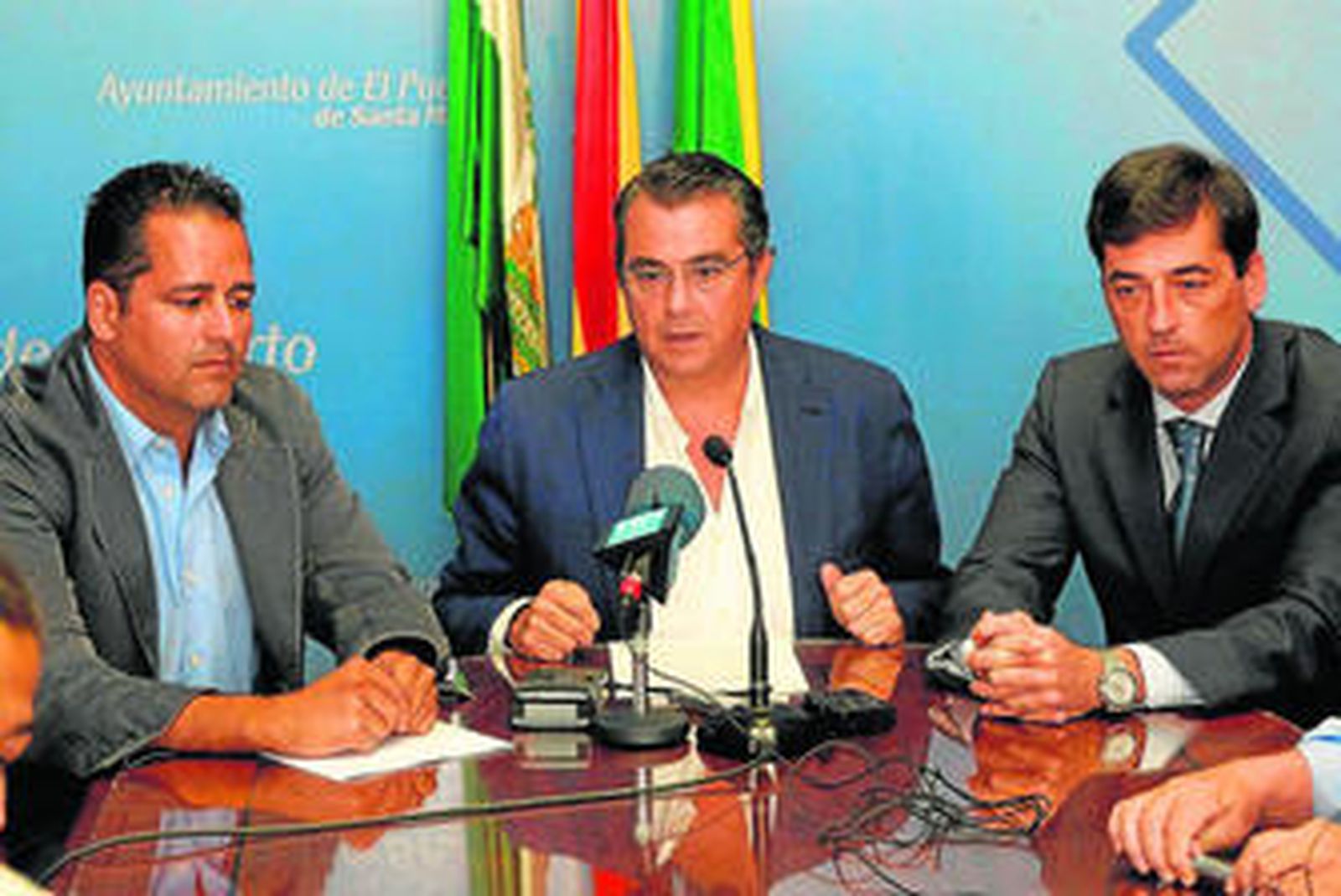 El alcalde, el concejal de Urbanismo y el consejero delegado de Impulsa durante la presentación del acuerdo para construir el puente de Pescadería.