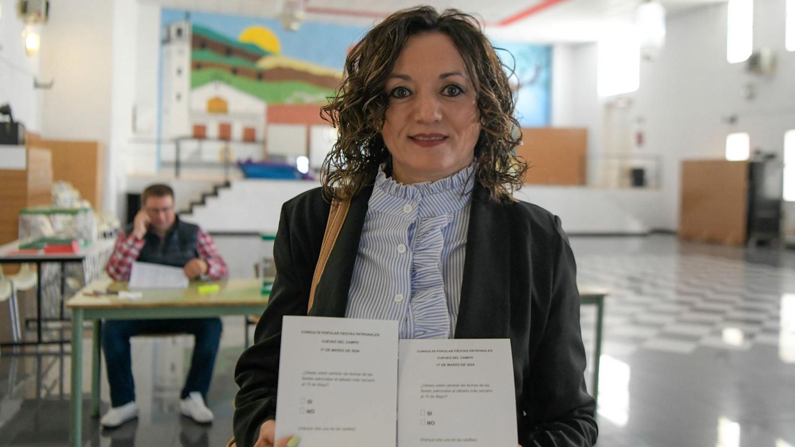 La alcaldesa sostiene las papeletas del referéndum