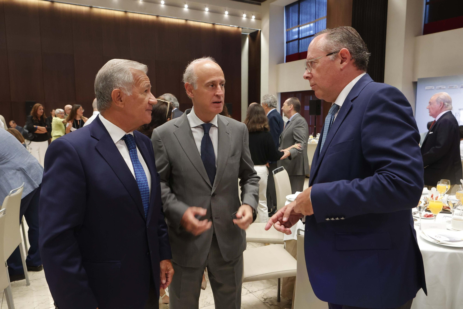 Imágenes de los asistentes al Foro Joly con Hugo Morán