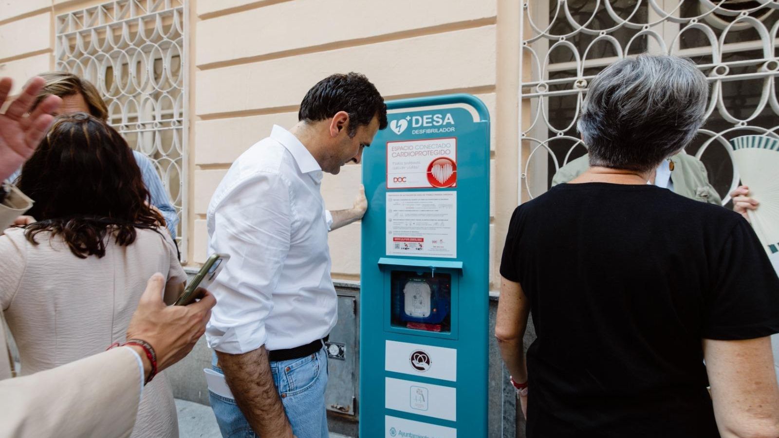 El alcalde, junto al nuevo dispositivo ubicado en la calle Ancha