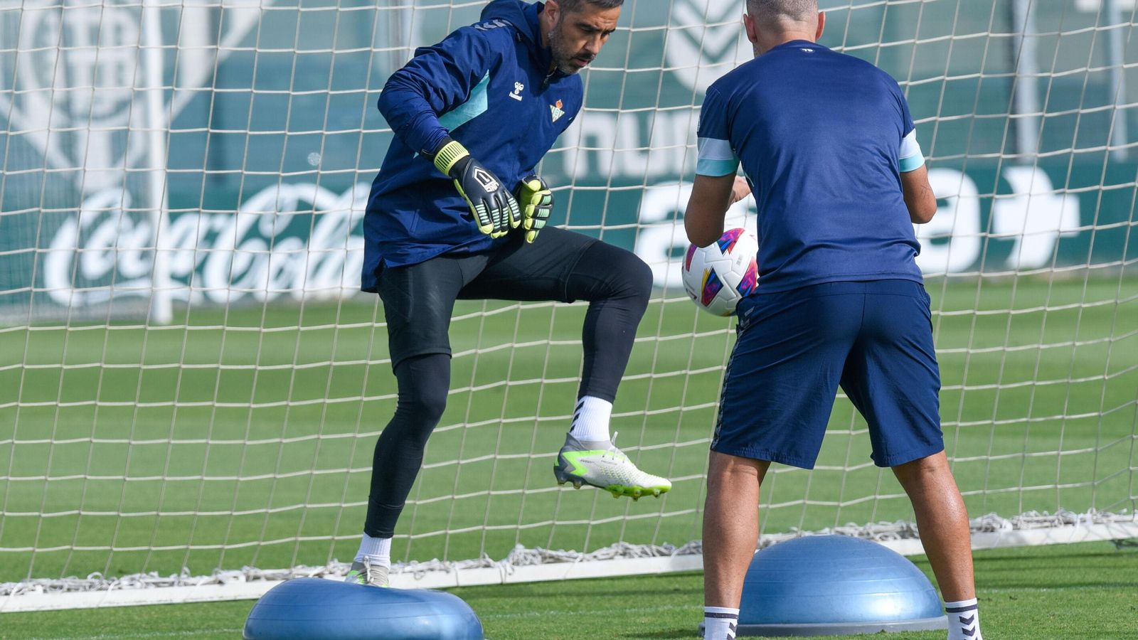 Claudio Bravo se ejercita en un entrenamiento con el Betis.