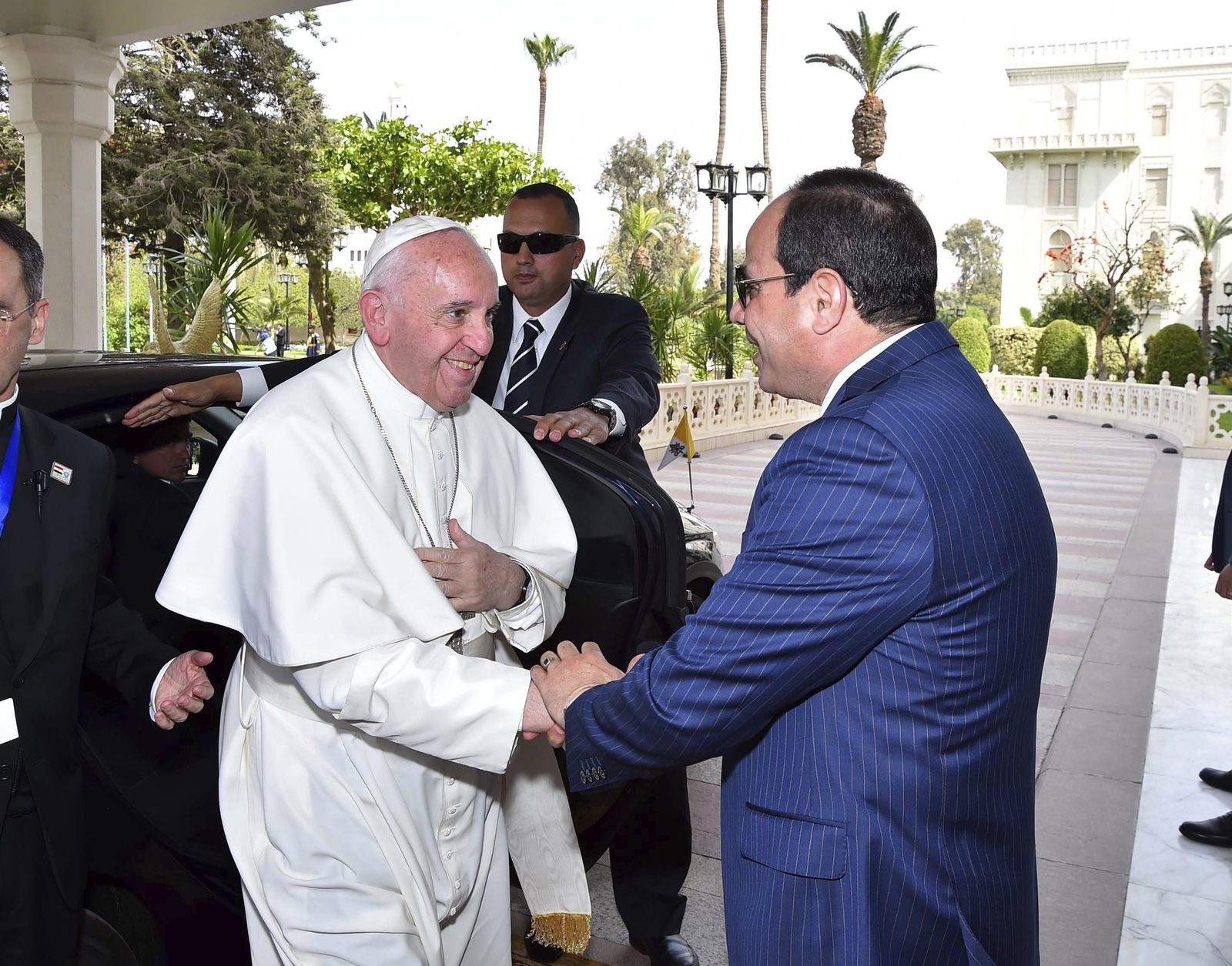 El presidente egipcio Abdel Fattah Al Sisi (d), recibiendo al papa Francisco.