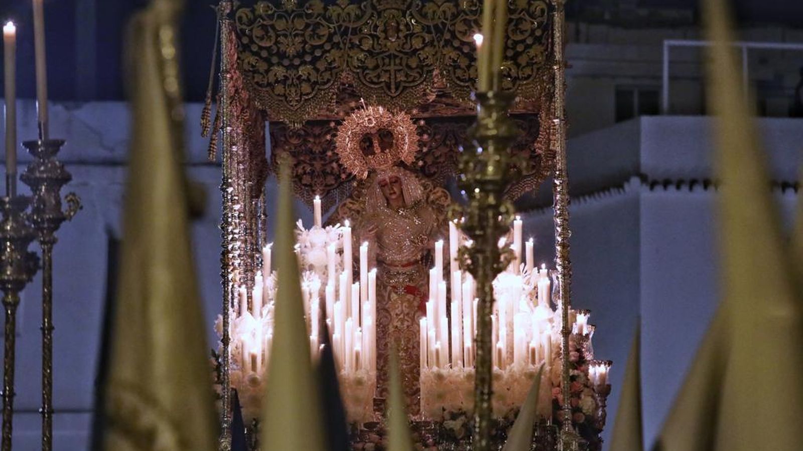 El palio de María Santísima del Rosario en sus Misterios Dolorosos.