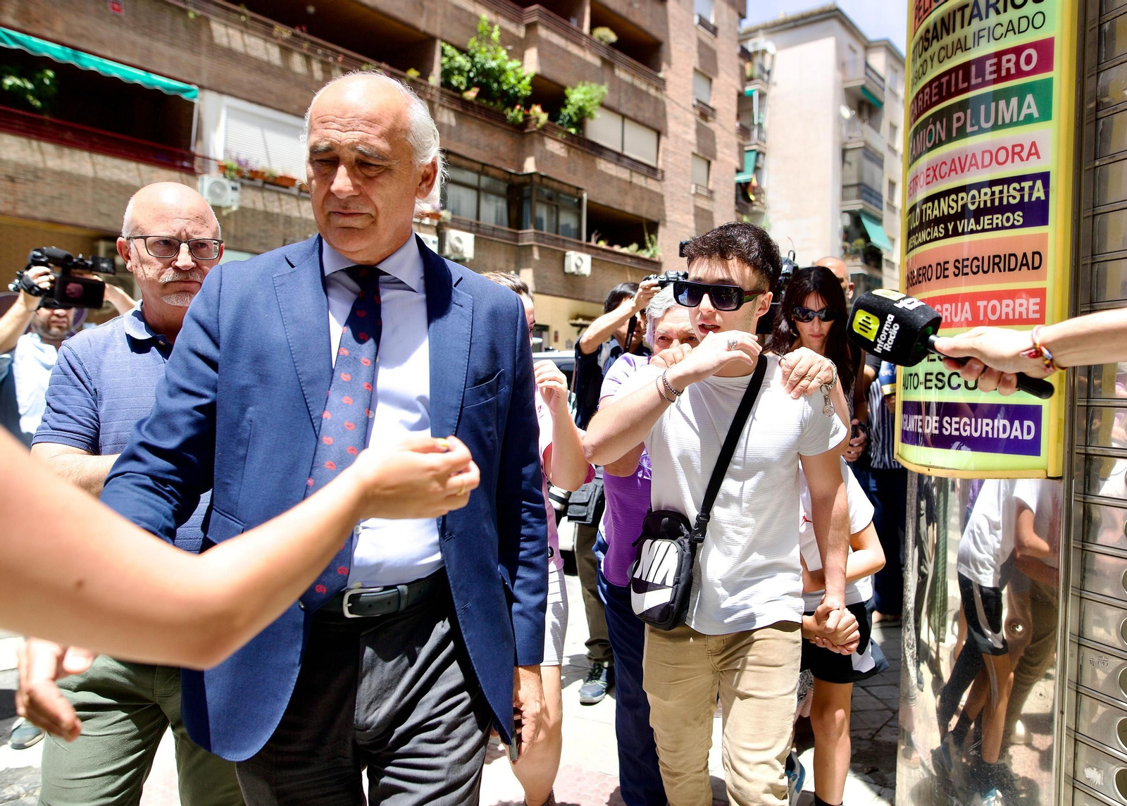 Gabriel Arcuri, con gafas negras, sale el Punto de Encuentro con su hermano Daniel, el pasado martes.