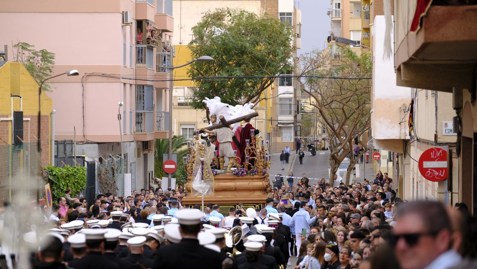 La Procesión de Los Ángeles de sobrepuso a la lluvia, en imágenes