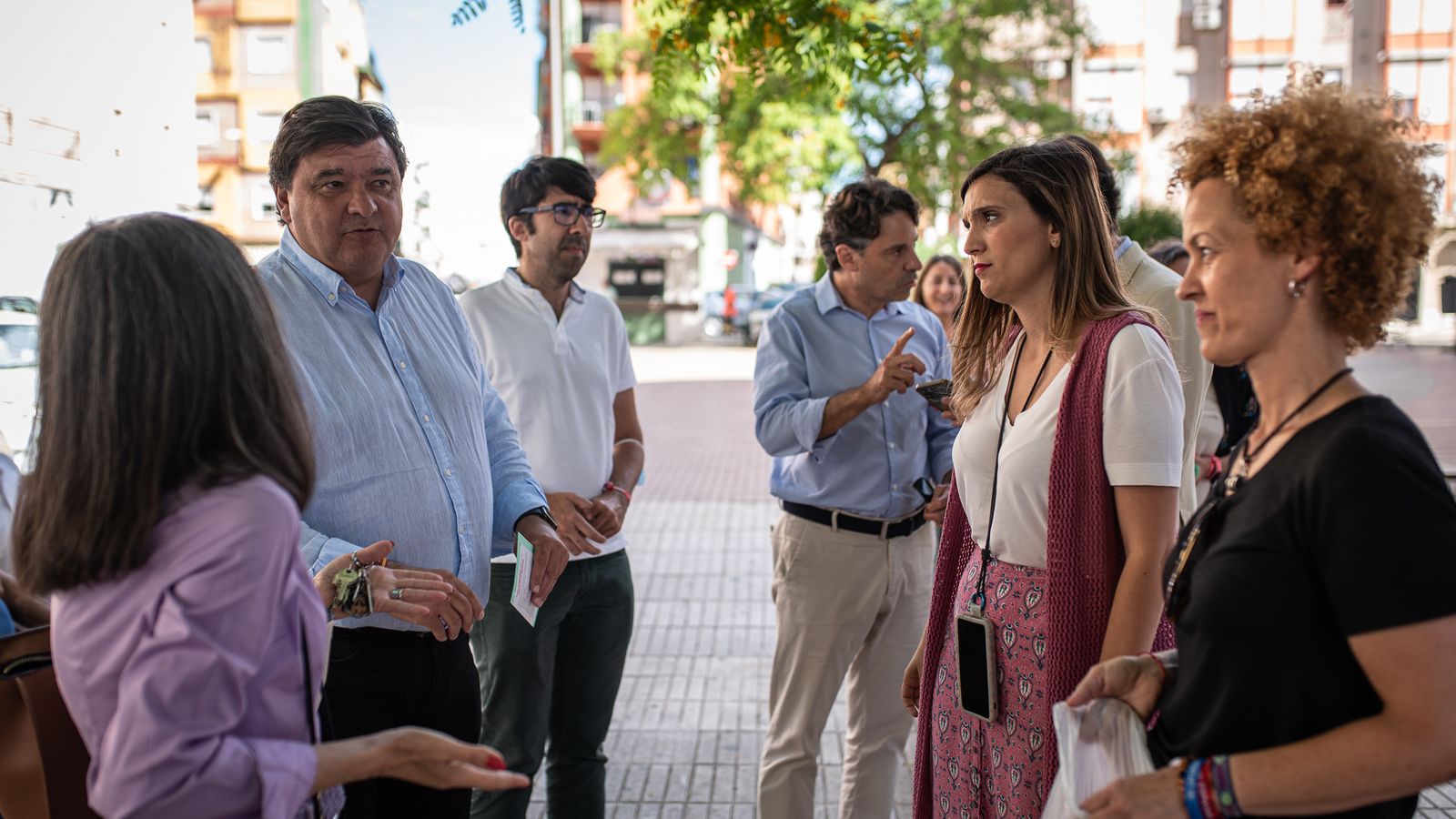 El alcalde de Huelva, Gabriel Cruz, se sumó ayer a la campaña del PSOE en la capital.