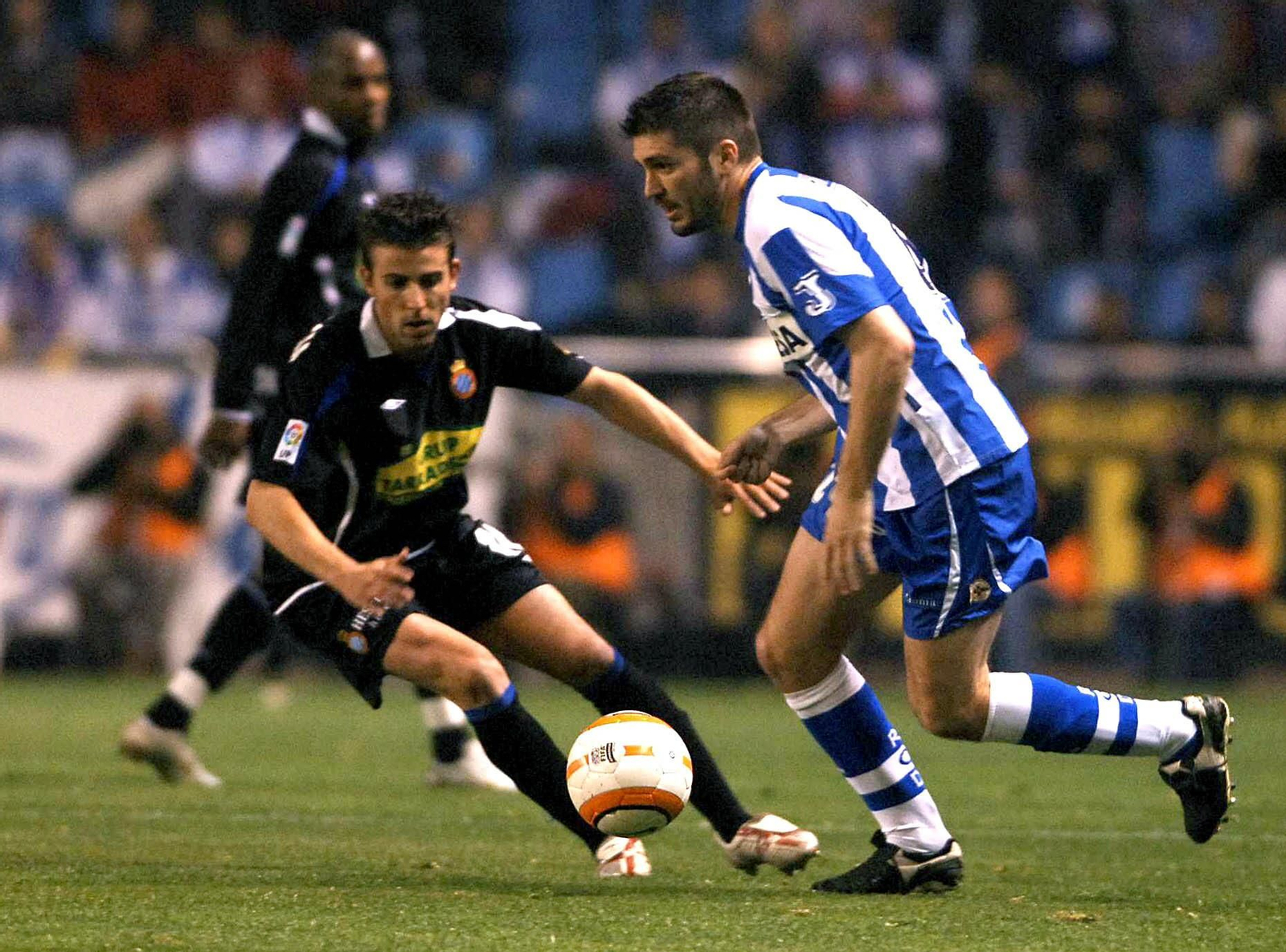 Héctor Berenguel, en su etapa como futbolista en el Deportivo, encara a Luis García, actual técnico de Las Palmas.