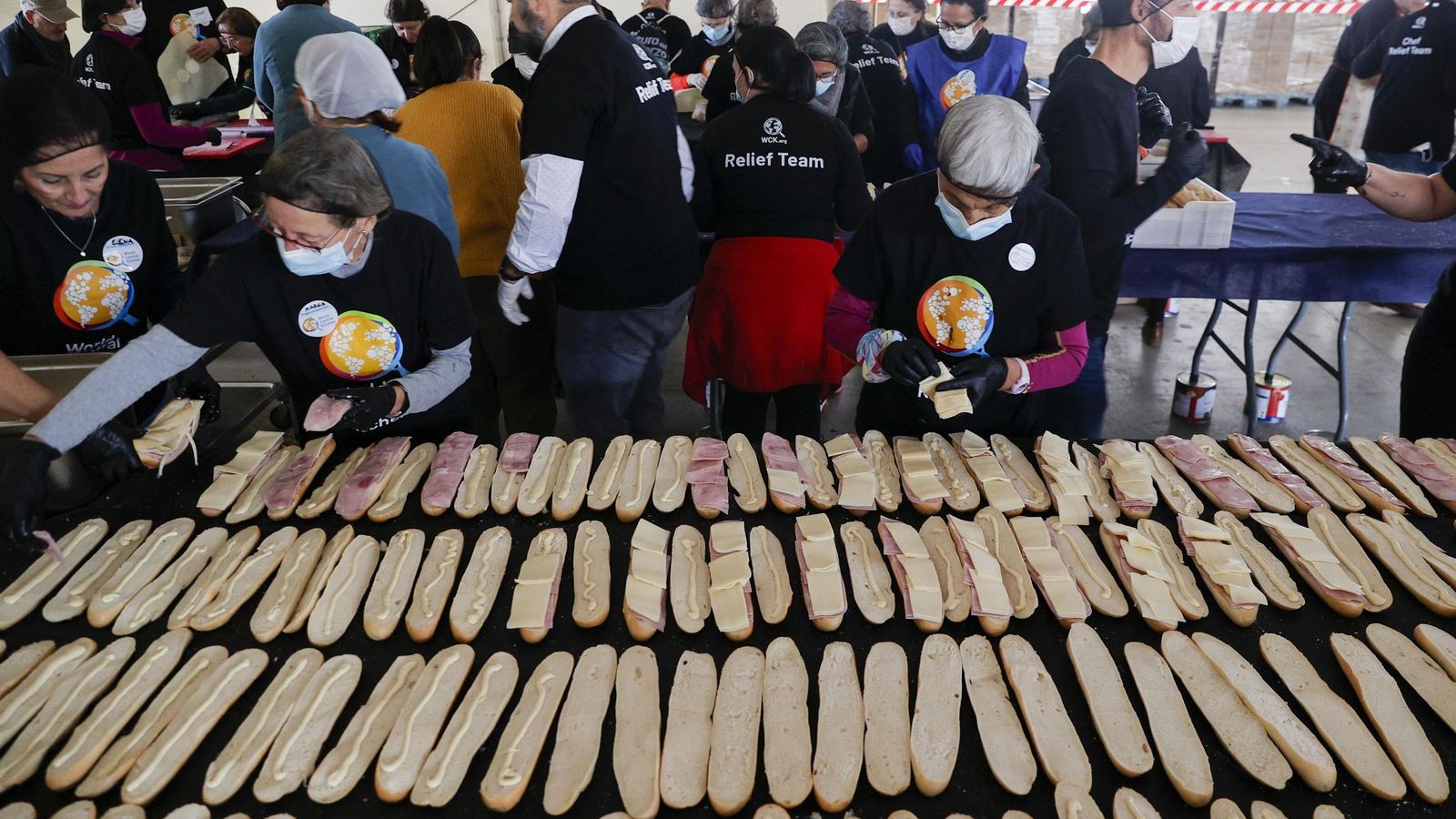 Voluntarios preparan bocadillos para los damnificados de Valencia