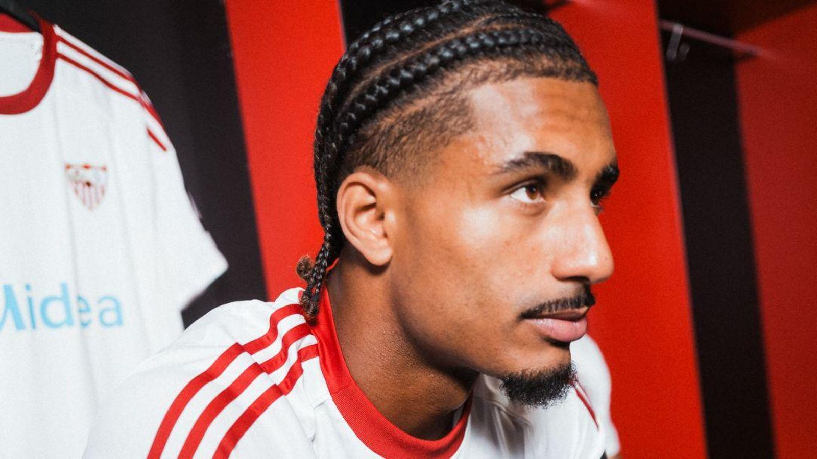 Badé, con la nueva equipación sevillista.