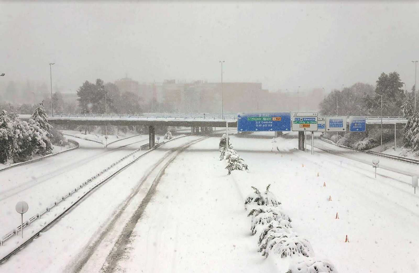 El segundo día del temporal 'Filomena' en imágenes: más nieve y caos