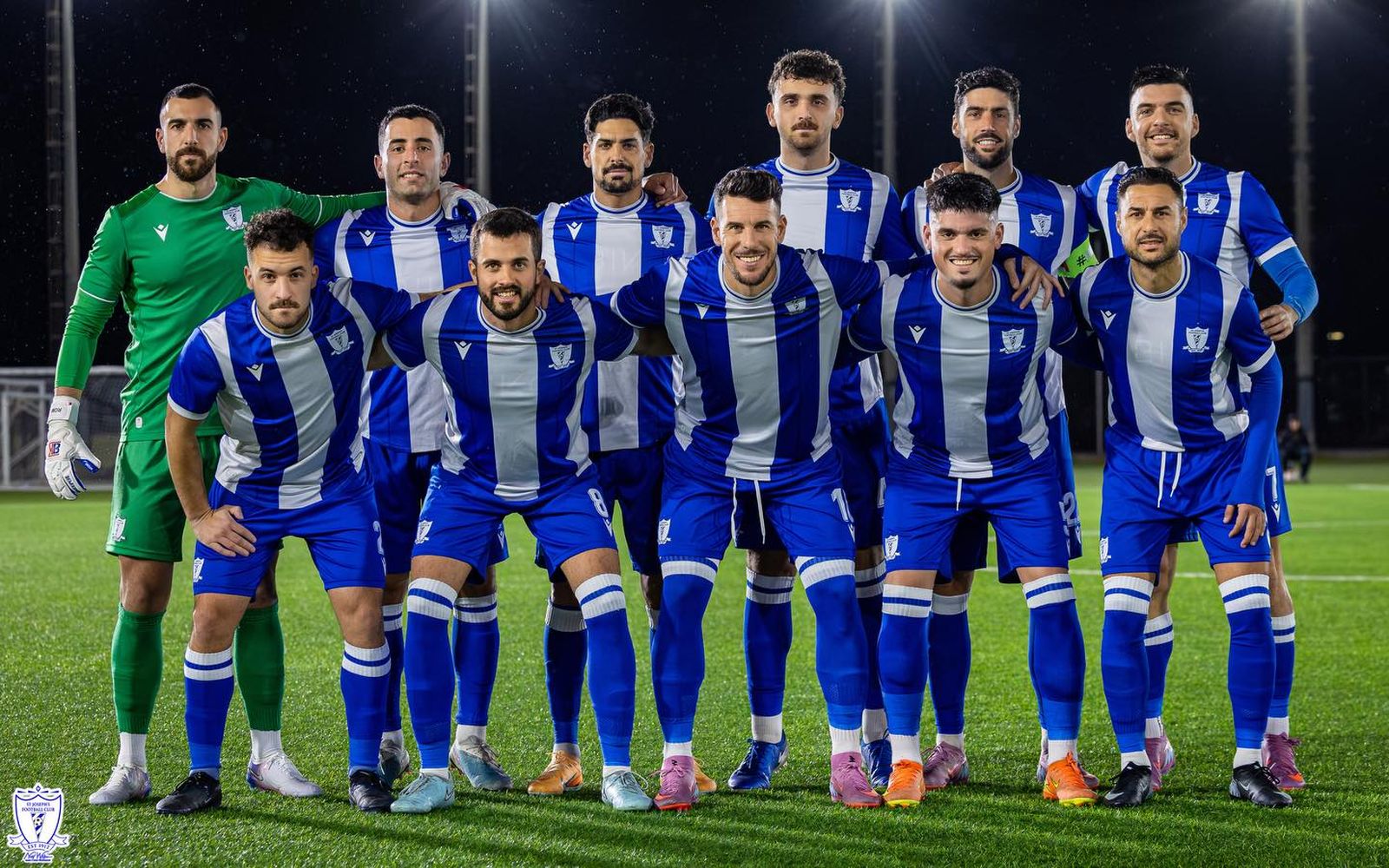 Formación inicial del St Joseph's en su partido con el Lincoln