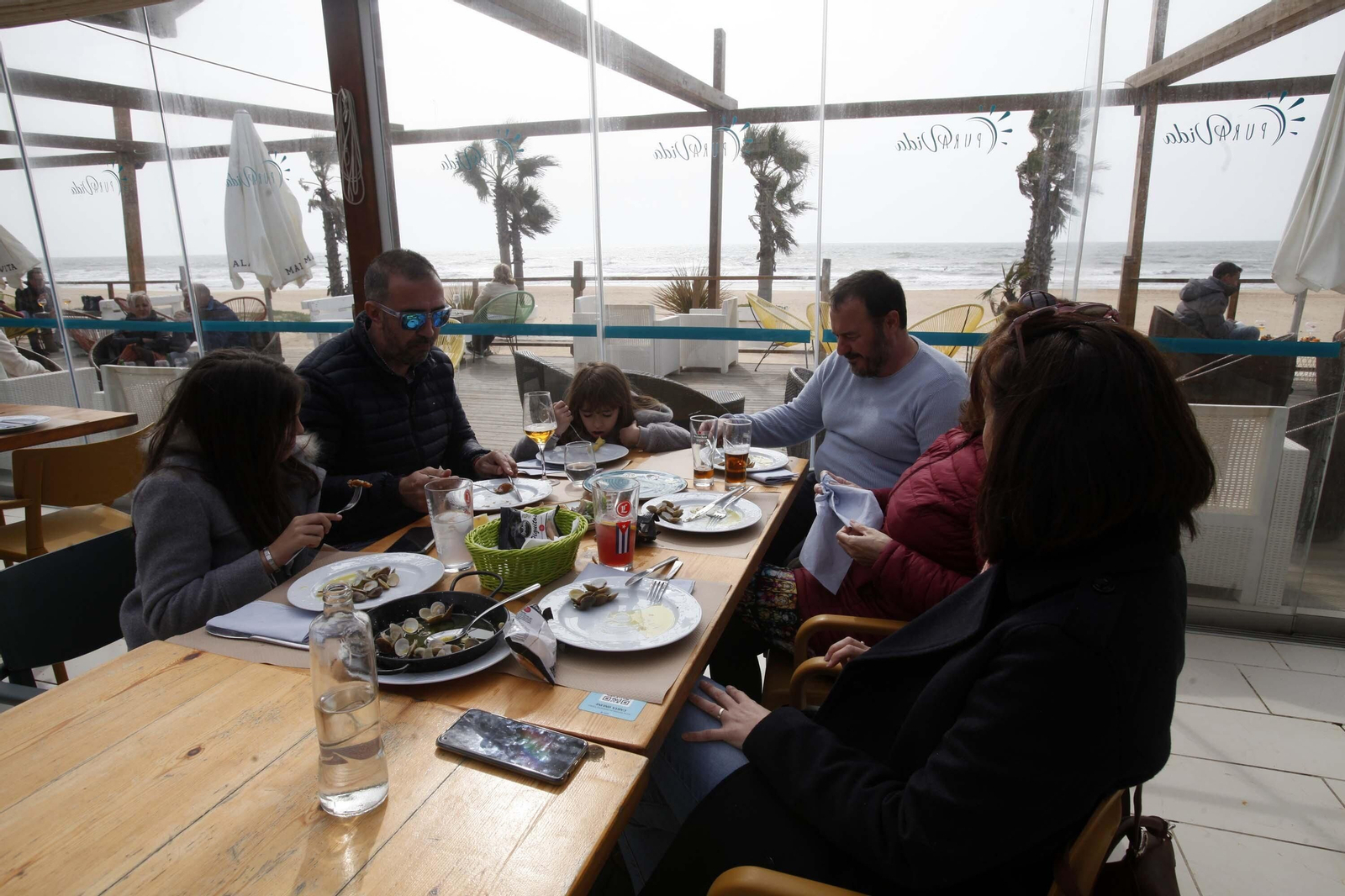Ambiente en las terrazas de El Rompido y Punta Umbría durante este sábado.