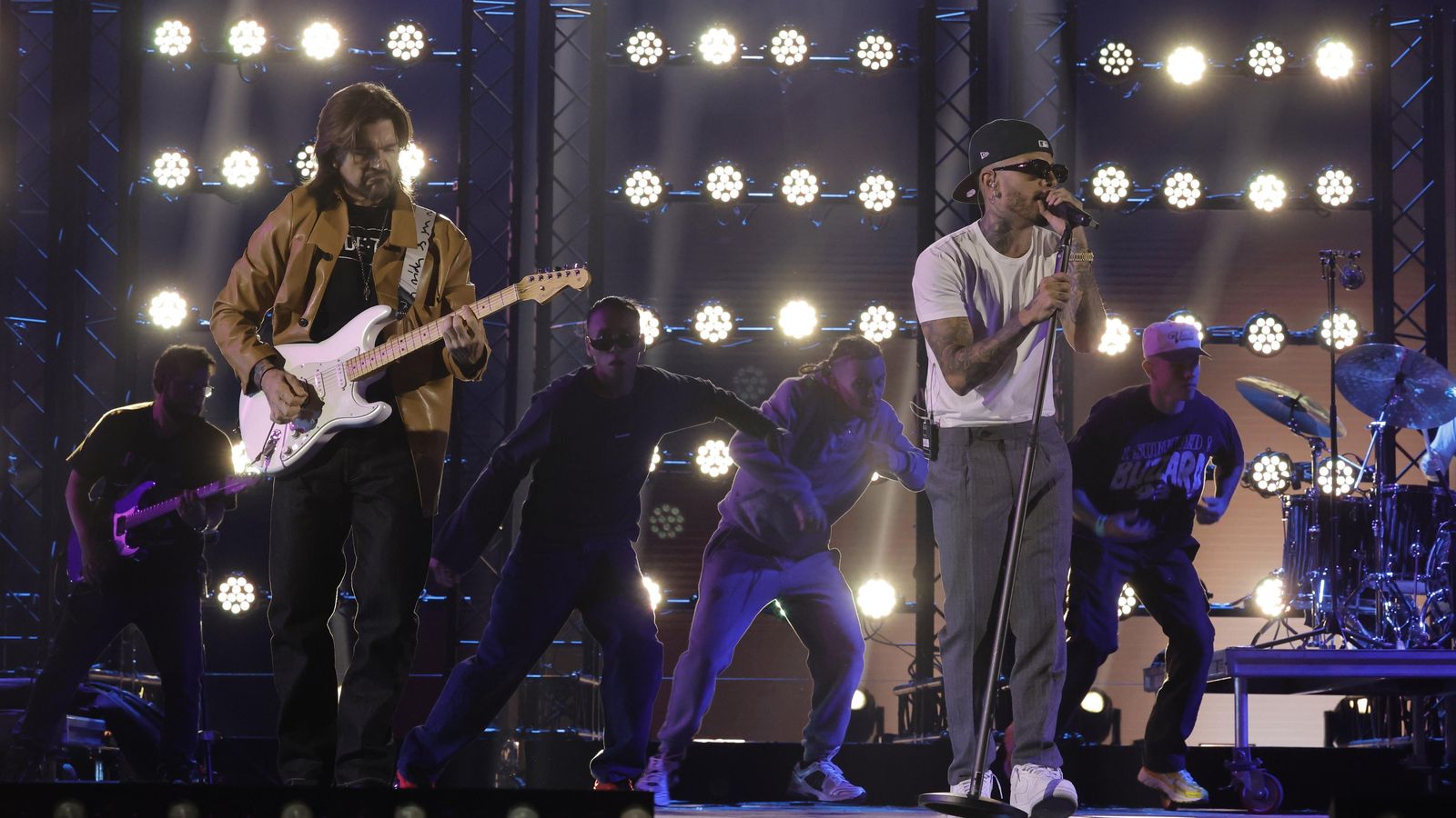 Rauw Alejandro y Juanes en un ensayo de la gala