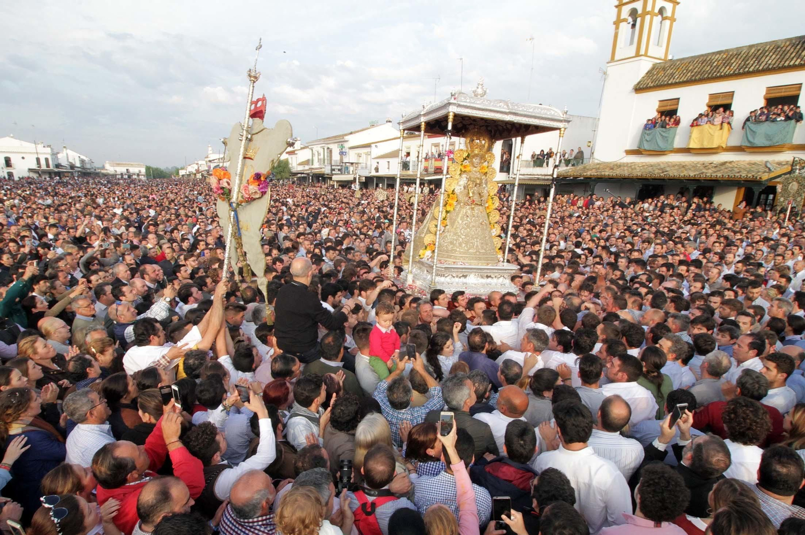 Las imágenes de la procesión de la Virgen del Rocío por la aldea en el Lunes de Pentecostés