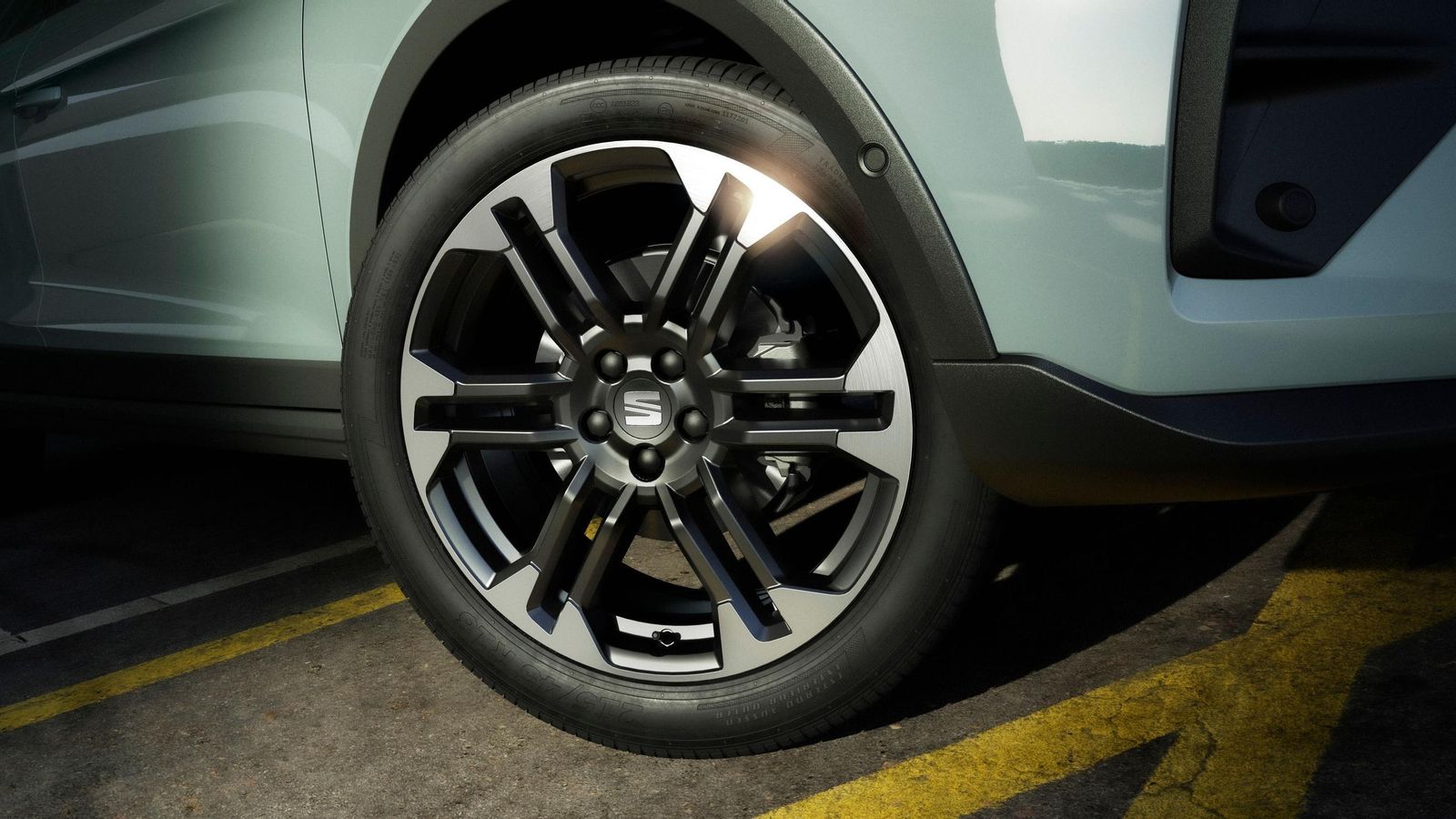 Las llantas de mayor tamaño del Arona son de 18". Los elementos técnicos, como los sensores de aparcamiento, se sitúan ahora fuera de las zonas pintadas del color de la carrocería.