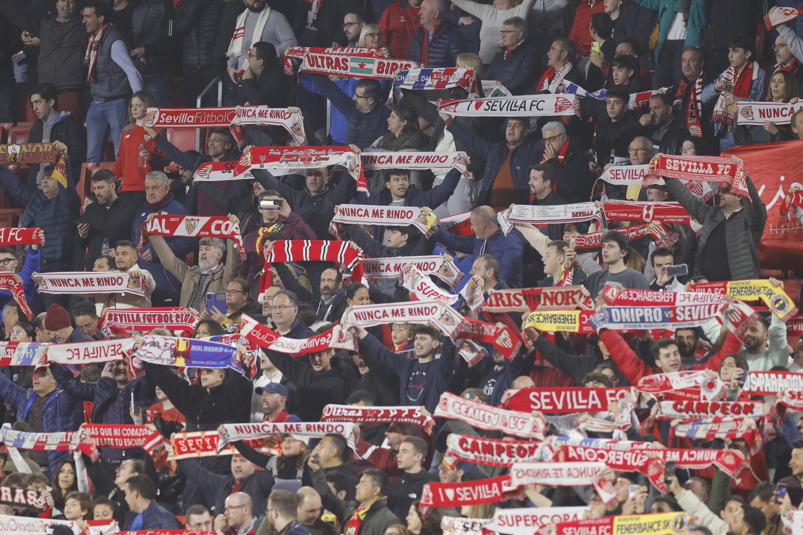 Búscate en las fotos del Sevilla-Fenerbahçe,