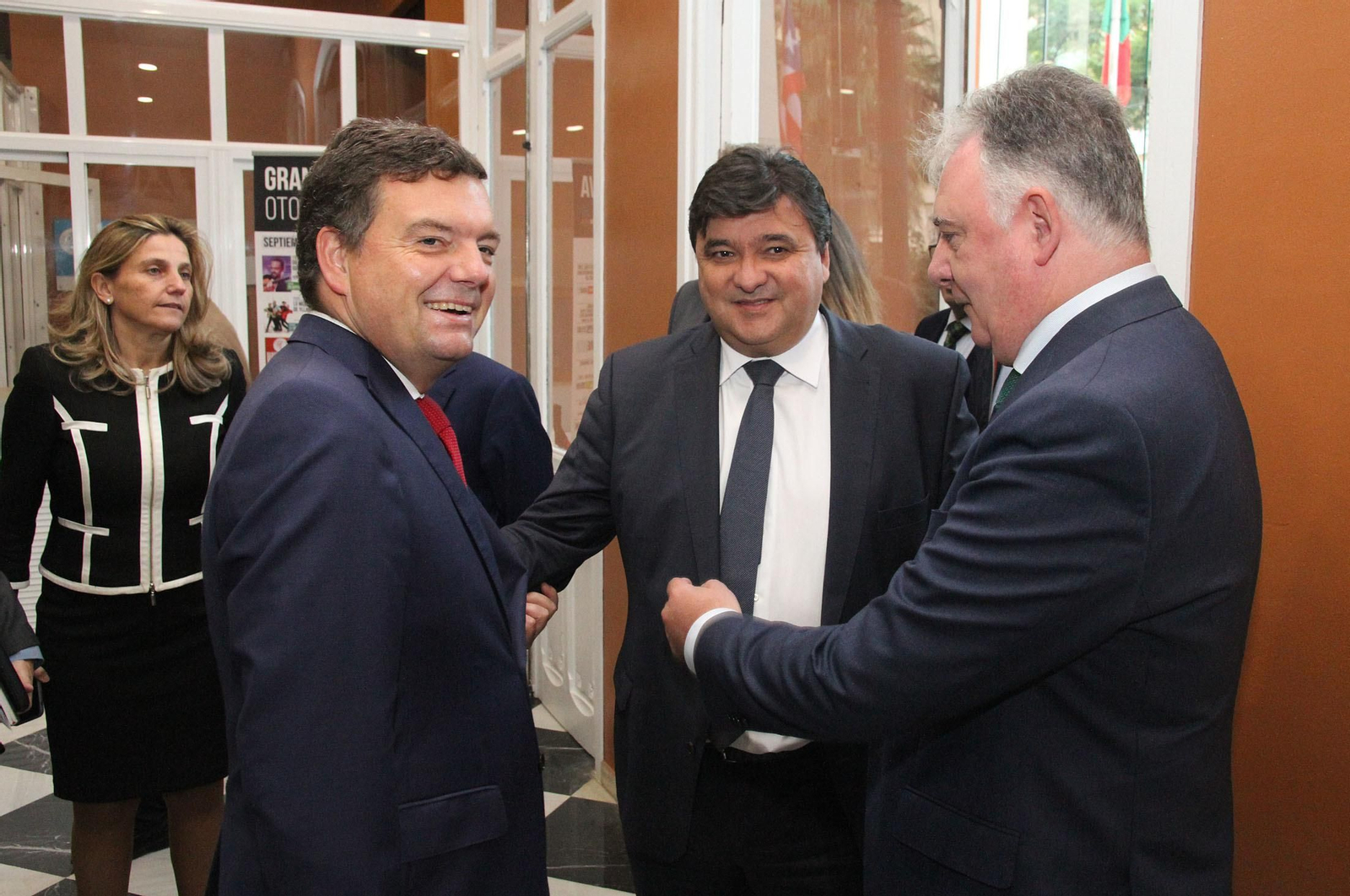 Imágenes de la conferencia y desayuno-coloquio de Gabriel Cruz, alcalde de Huelva