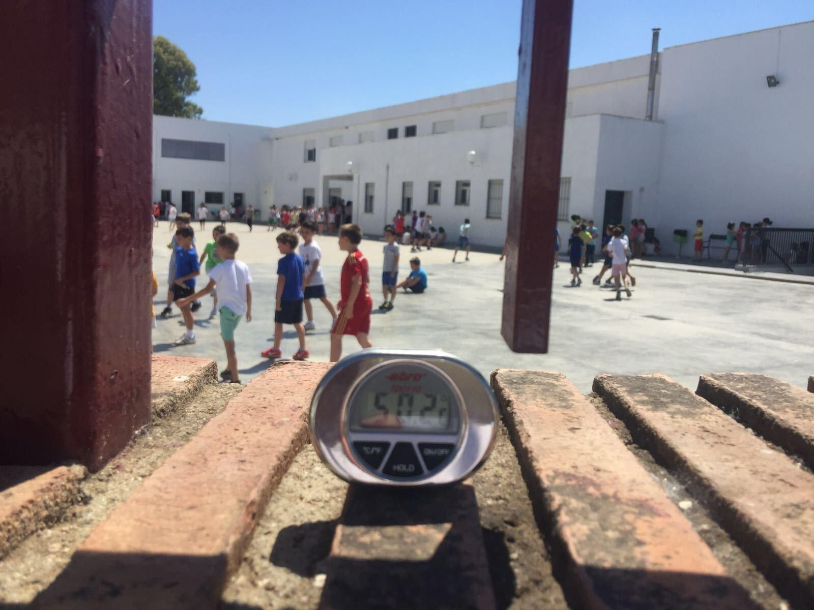 Un termómetro marca 50 grados en el patio de un colegio cordobés.