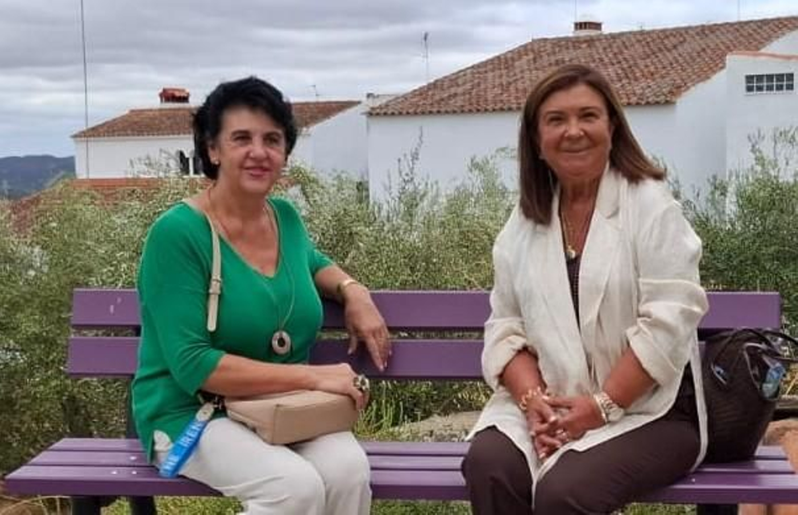 La delegada de Justicia, Administración Local y Función Pública, Carmen Céspedes, junto a la alcaldesa de Encinasola, María Dolores Benjumea.