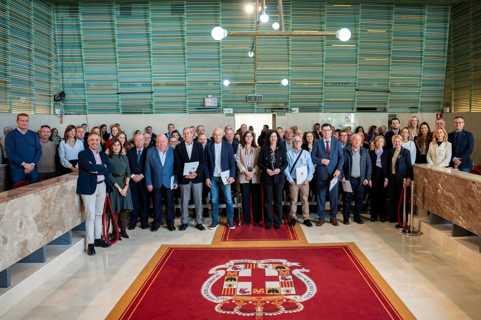 Los homenajeados con la alcaldesa y concejales.