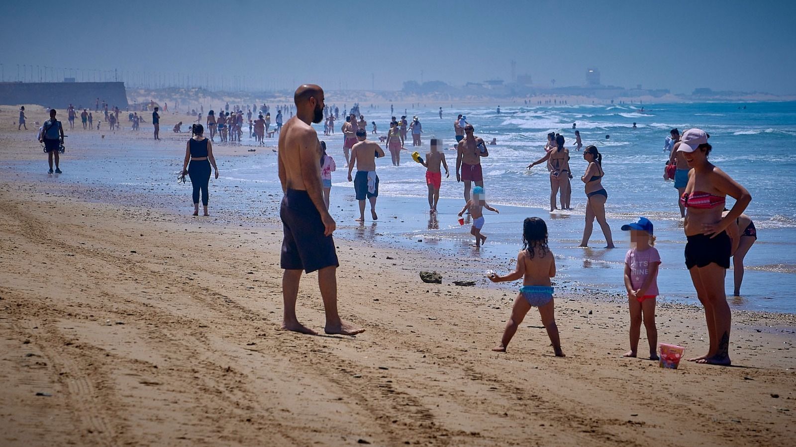 Cientos de personas disfrutan de la playa de Cádiz este viernes pese a las restricciones sanitarias.
