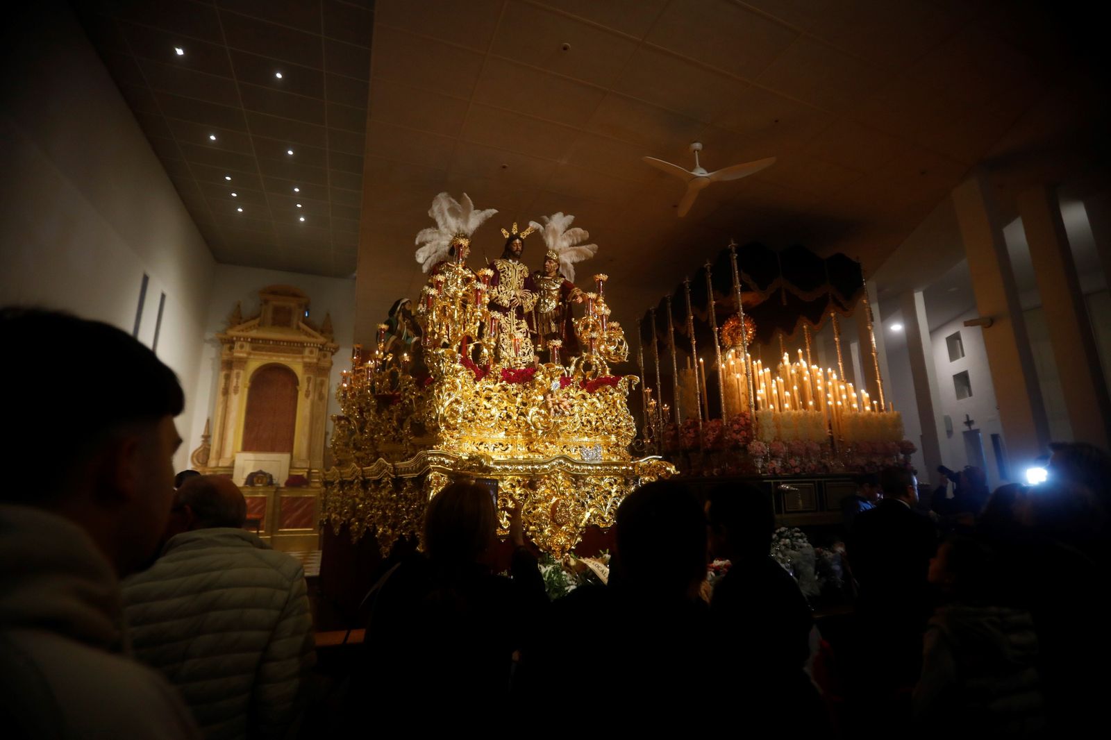 La lluvia frustra la salida de la hermandad de la Estrella el Lunes Santo, en imágenes