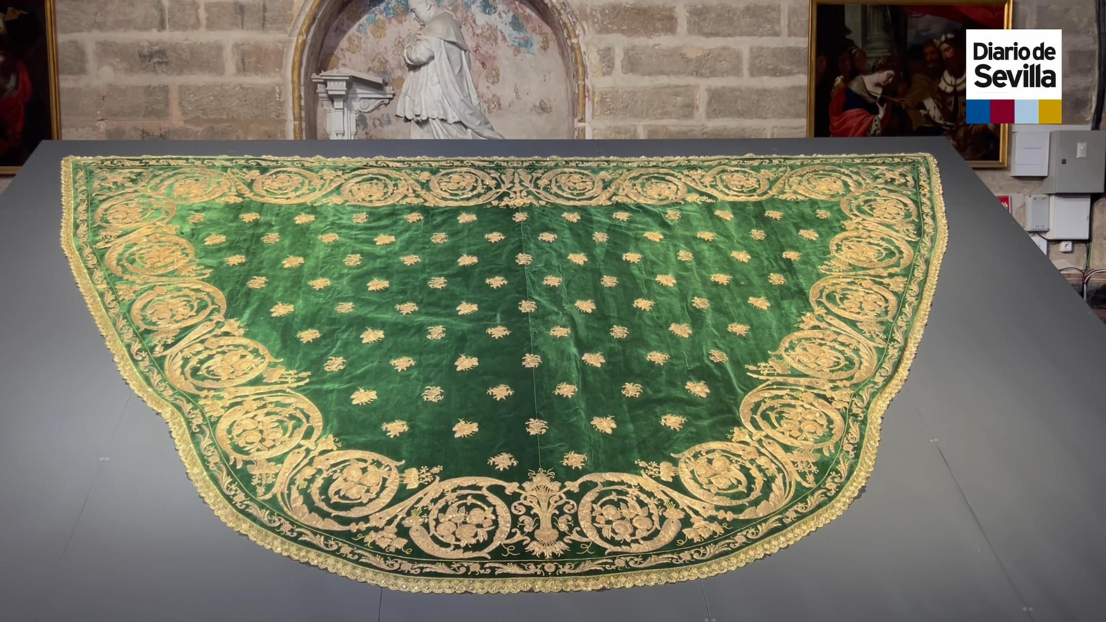 Acaba la restauración del manto verde de la Virgen de los Reyes