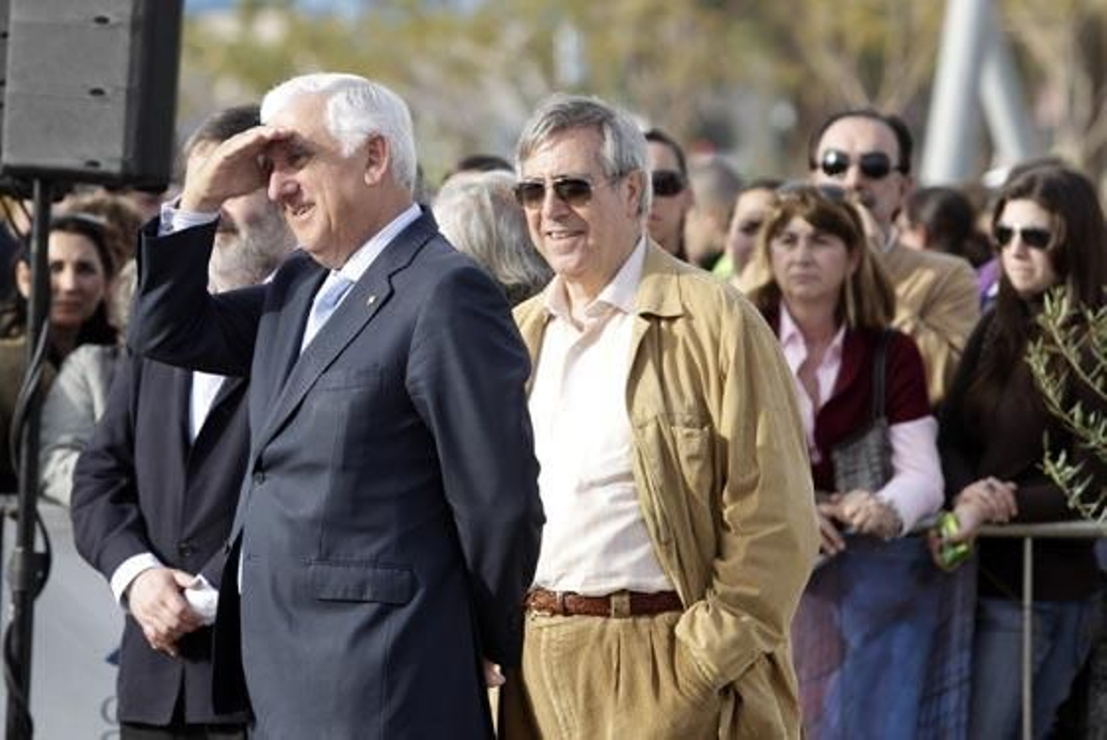 El presidente de la Confederación de Empreasrios de Andalucía (CEA) ve cómo se aleja el galeón Andalucía rumbo a Shangai.

Foto: Antonio Pizarro