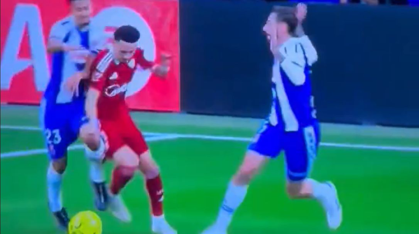 Imagen congelada en la que El Hilali le mete el cuerpo a Rubén Vargas derribándolo sin opción al balón.