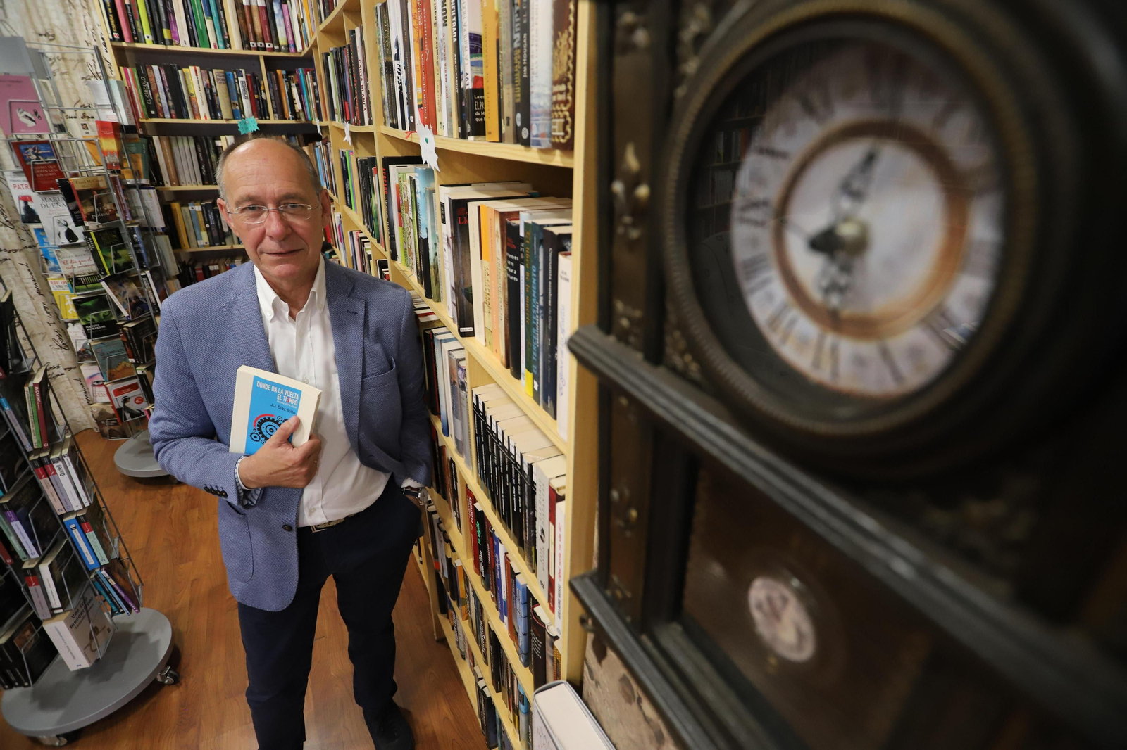 José Juan Díaz Trillo se lleva a Aroche su nueva obra, ‘Llanos de la belleza’.