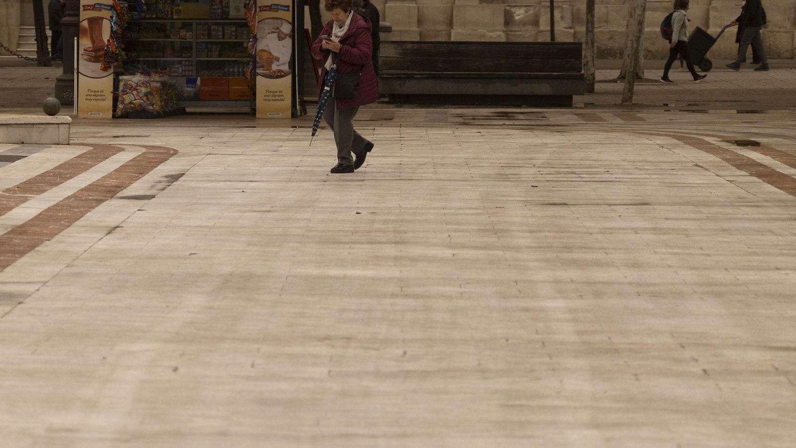 La solería de mármol cuenta ahora con un aspecto rugoso.