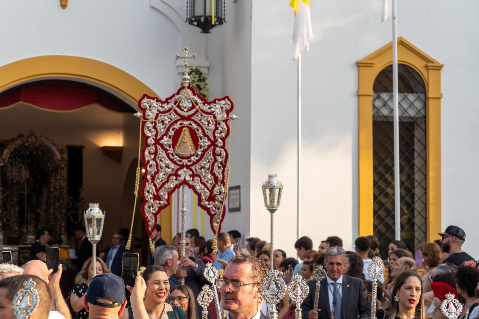 Imágenes del Rosario Jubilar rociero celebrado por las 25 hermandades filiales de la Matriz de Almonte en La Merced