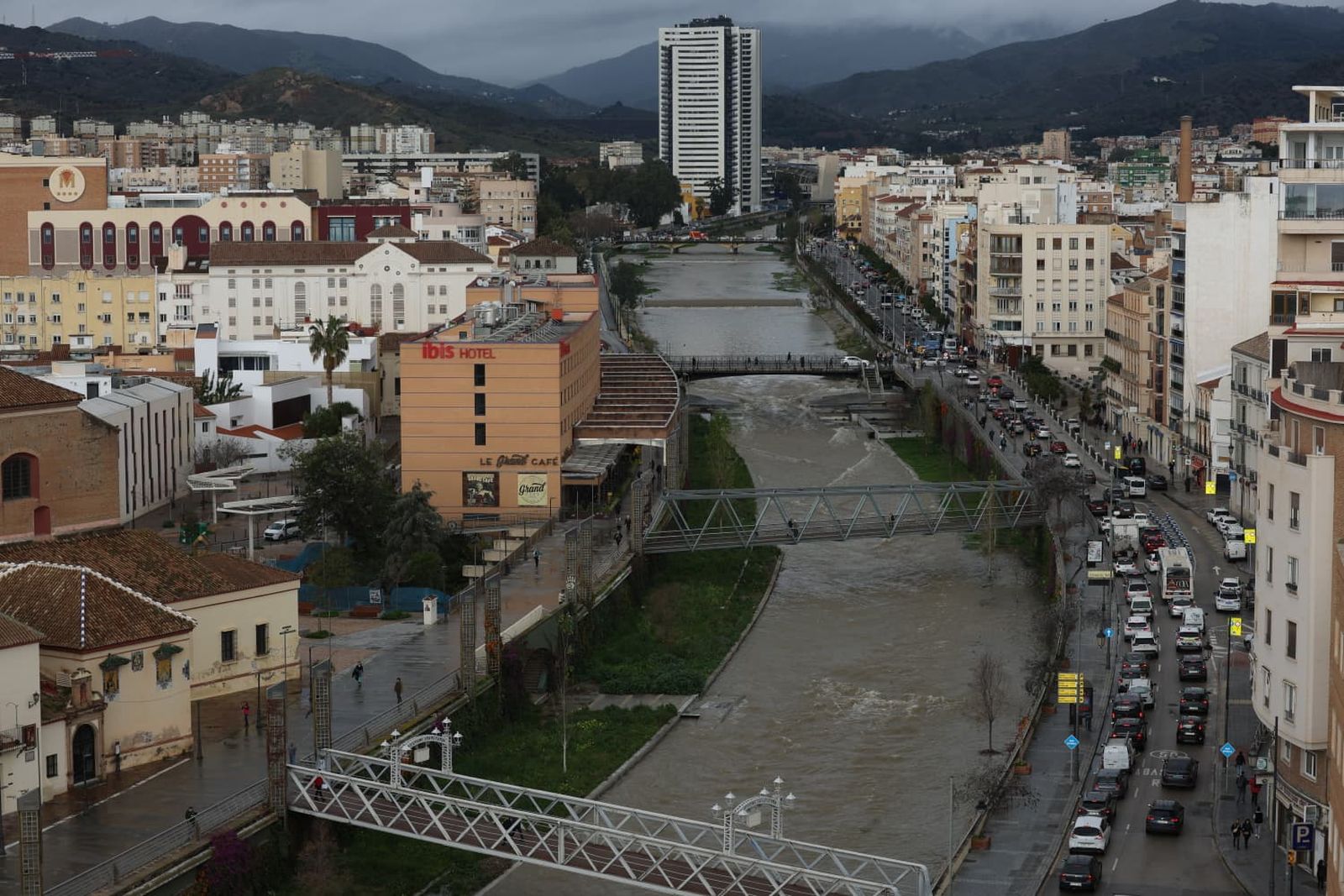El aspecto del Guadalmedina en Málaga tras el desembalse de El Limonero.