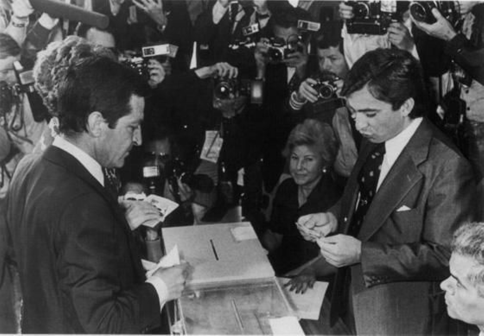 Adolfo Suárez, presidente del Gobierno y candidato por la UCD, ejerciendo su derecho al voto en junio de 1977.

Foto: EFE