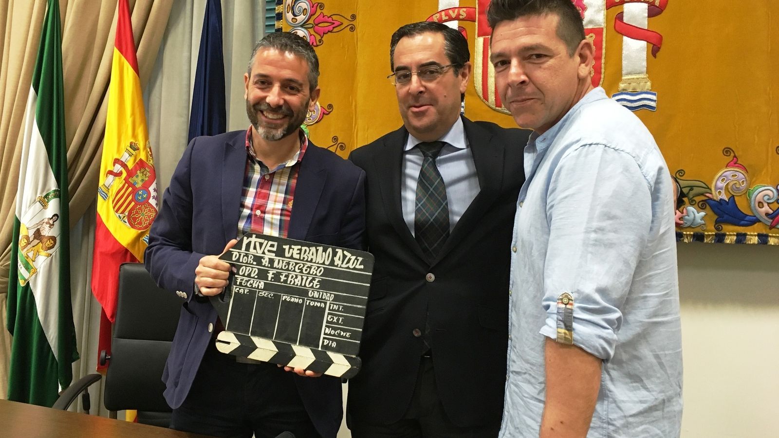 Miguel Joven, a la derecha, con directivos de la Cueva de Nerja en 2017