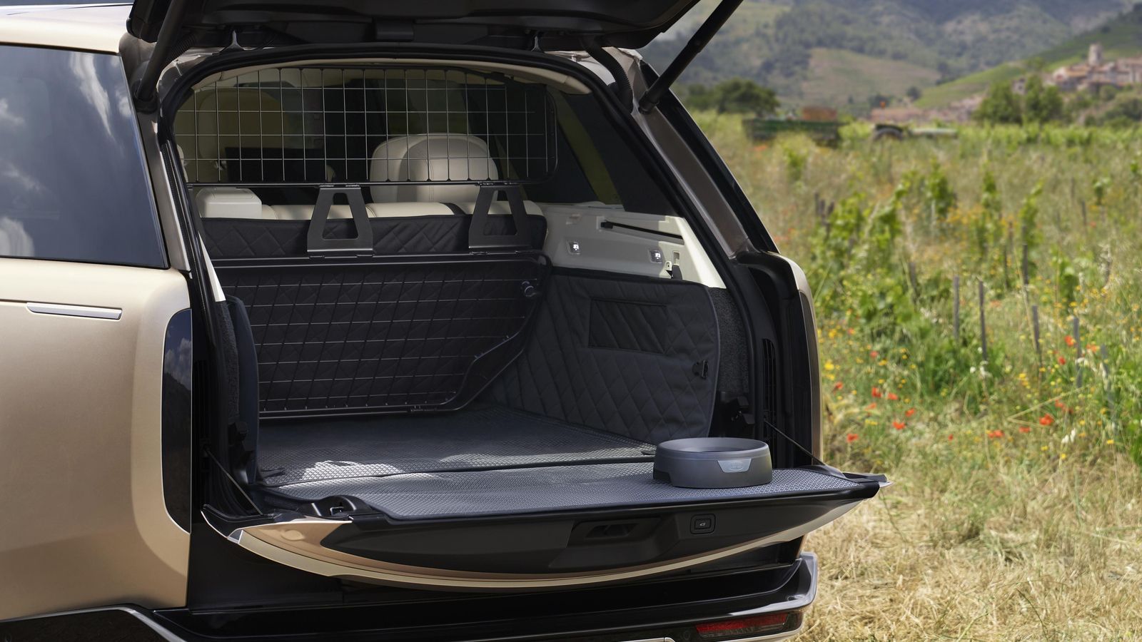 El maletero puede no responder a la expectativas de quien espere un espacio grande, aunque no defrauda por los recursos que incorpora. Entre ellos, portón con dos partes motorizadas y la inferior que se puede convertir en un cómodo banco, un ocultaequipajes también motorizado, etc.