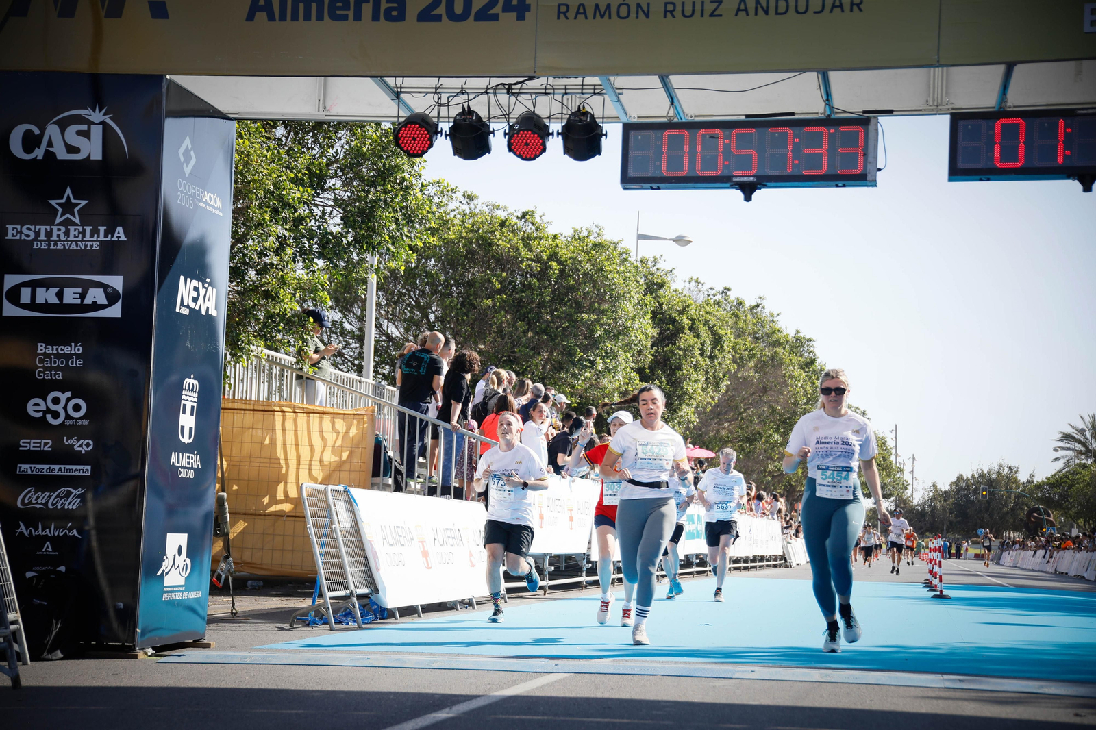 Imágenes de la llegada de la Media maratón Ciudad de Almería