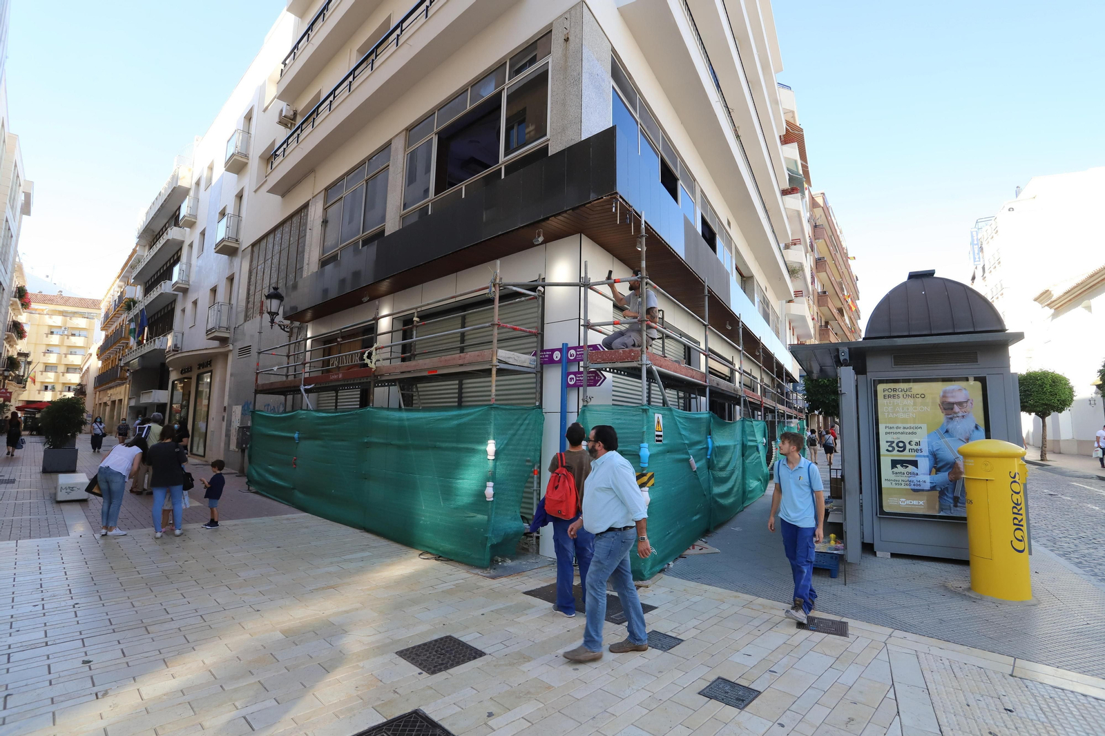 Trabajos en el exterior del establecimiento que Primor abre en el centro de Huelva.