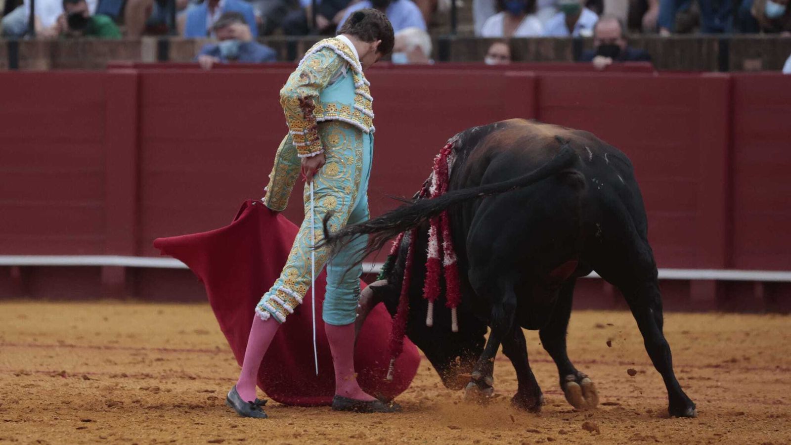 Manolo Vázquez lidiando al cuarto novillo de la tarde con la muleta.