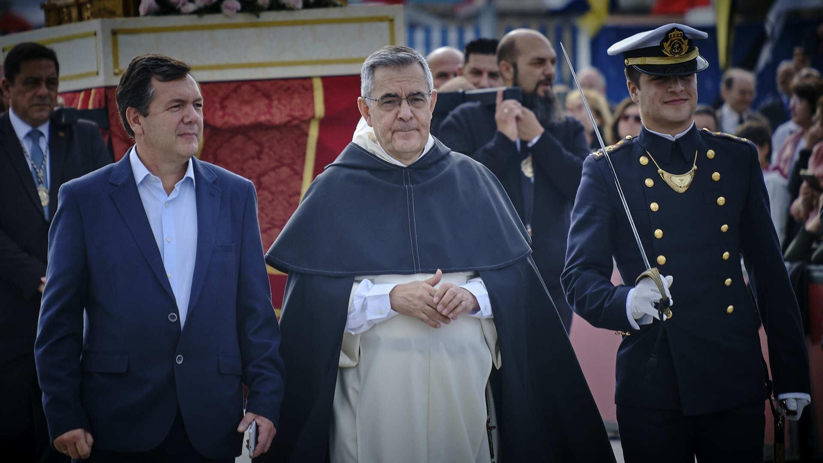 El buque escuela 'Juan Sebastián de Elcano' inicia su crucero de instrucción desde el muelle de Cádiz.