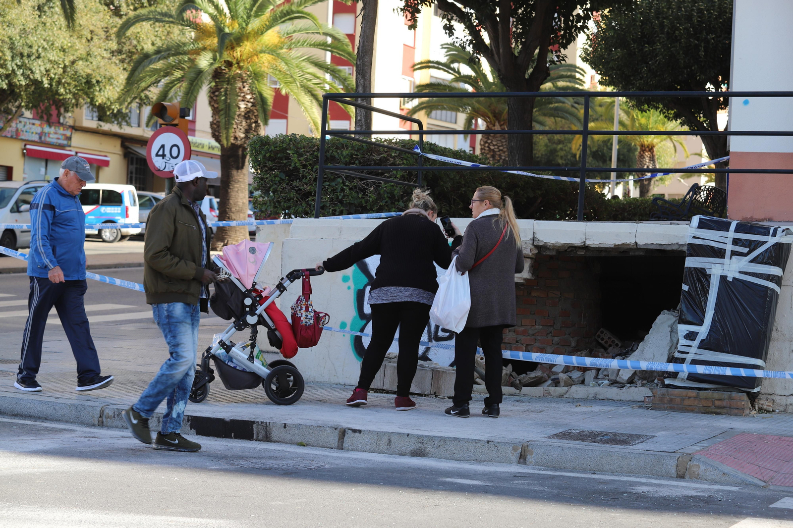 Imágenes del lugar del accidente que le costó la vida a una joven de 22 años en Fuerzas Armadas, Huelva