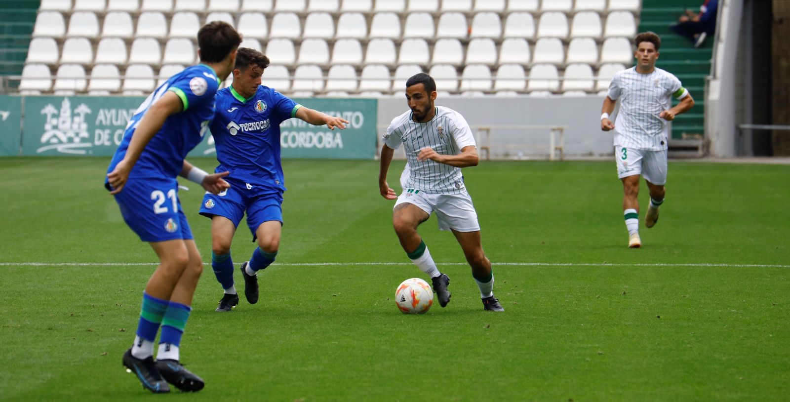 Abreu intenta zafarse de un rival en el Córdoba B - Getafe B.